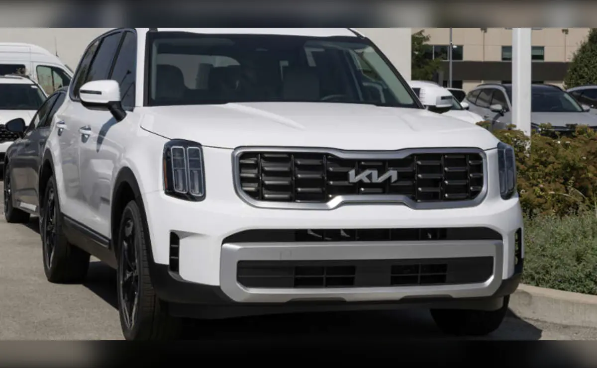 La ausencia de un modelo 2026 convierte al Kia Telluride 2025 en una de las mejores oportunidades del momento. Con un precio inicial de 36.390 dólares, este SUV de tres filas ofrece espacio para ocho ocupantes, un elevado nivel de confort y una conducción muy silenciosa, características ideales para viajes largos o desplazamientos en familia.