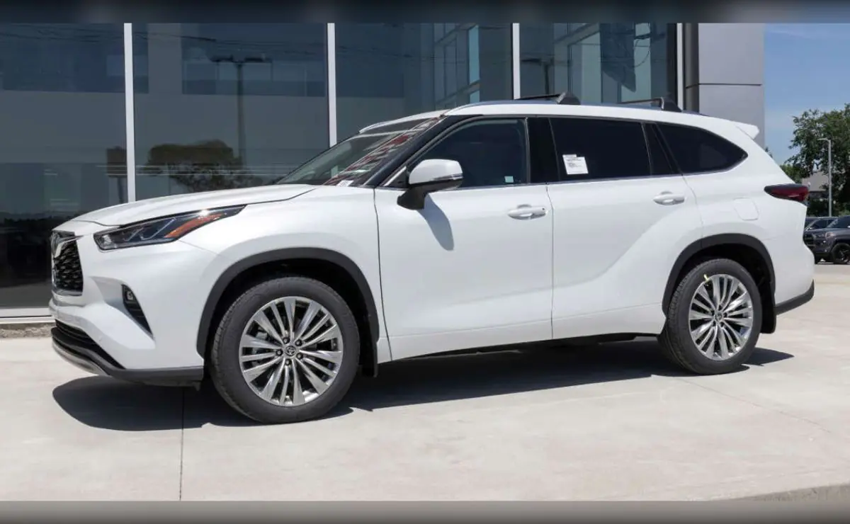 El Toyota Highlander, especialmente desde la generación 2017, se ha consolidado como uno de los SUV familiares más fiables del mercado. Su interior espacioso, un completo equipamiento de seguridad y unos motores muy robustos permiten recorrer grandes distancias con un mantenimiento mínimo. Los mecánicos coinciden en que las averías importantes son poco habituales en este modelo.