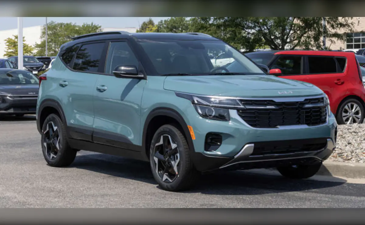 El Kia Sportage 2026 destaca por ofrecer una excelente relación entre precio y equipamiento. Su interior incorpora una pantalla de 12,3 pulgadas y numerosas funciones tecnológicas, mientras que la marca respalda el modelo con una garantía de 10 años o 100.000 millas para el sistema de propulsión, una de las más completas del mercado.