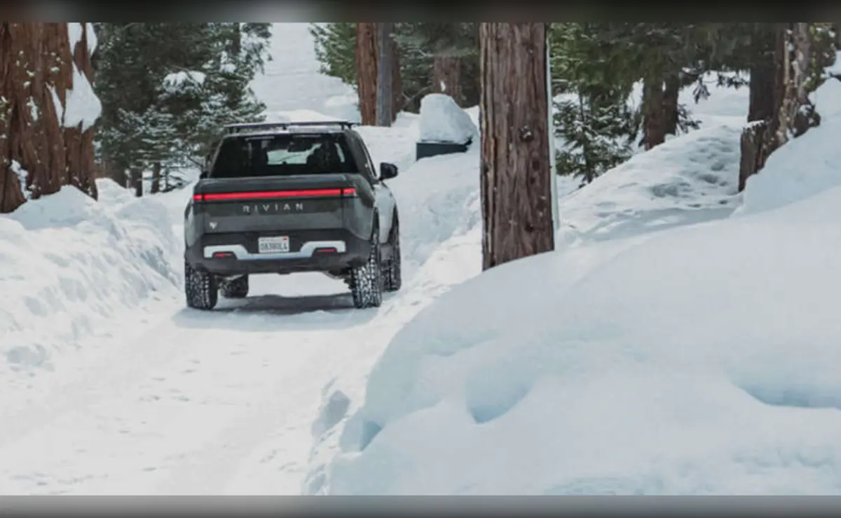 El Rivian R1T ocupa el último lugar del ranking debido a importantes fallos en el motor eléctrico y la transmisión. Consumer Reports señala que algunos propietarios han tenido que reemplazar componentes completos del sistema de propulsión, una reparación extremadamente cara que convierte a esta pickup eléctrica en una de las compras menos recomendables de 2026.