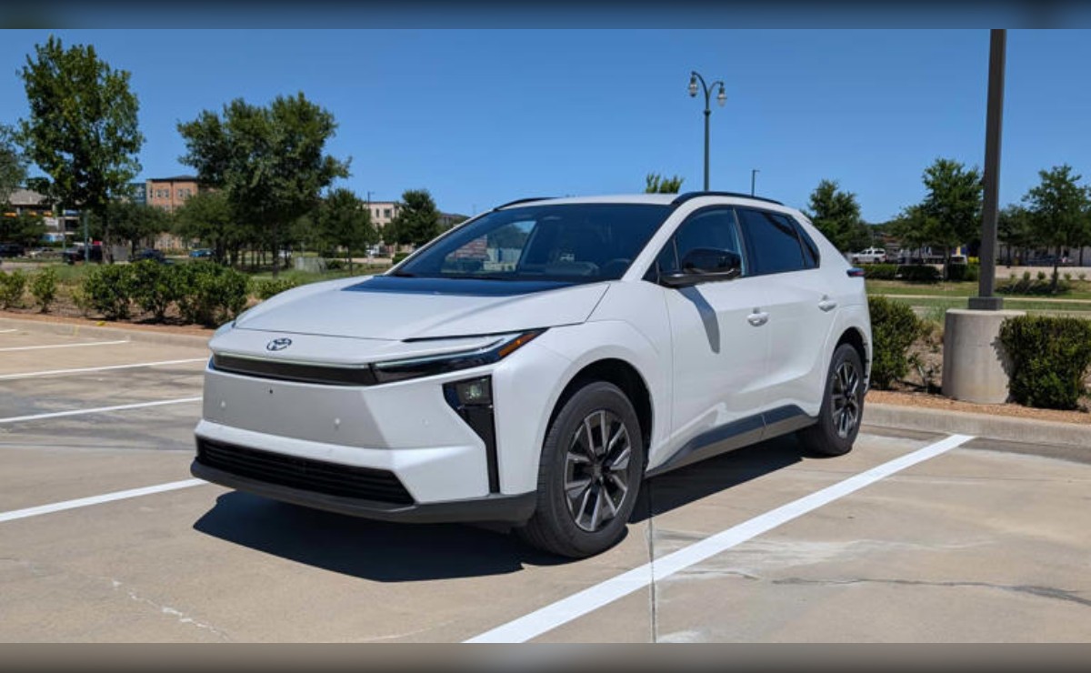 Toyota lanza una agresiva oferta: paga hasta 3.000 dólares a quienes abandonen Tesla, Ford o Hyundai por su nuevo bZ.