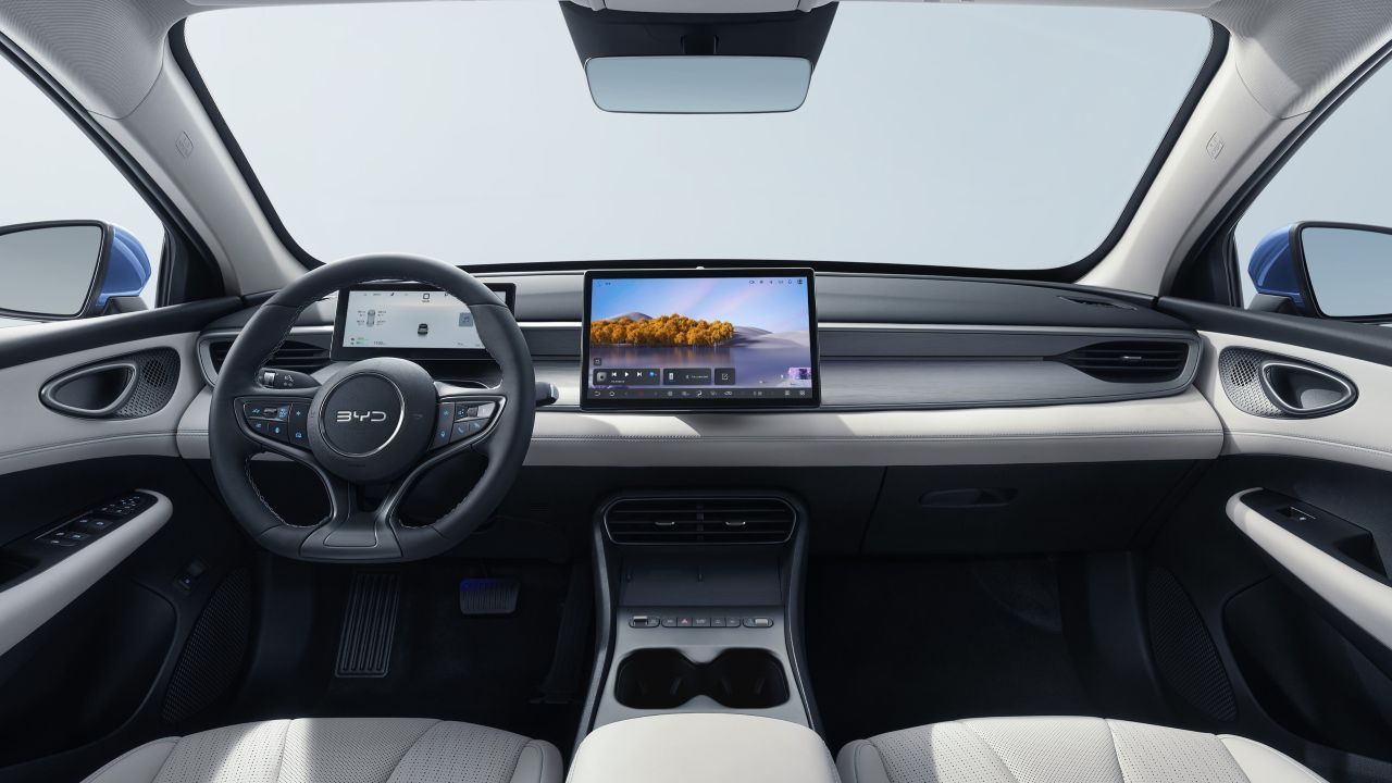 Existen cinco formas de abrir el auto: NFC del celular, Bluetooth, la app de BYD, tarjeta NFC y llave física. La pantalla es de 12.8 pulgadas en la versión GL y de 15.6 en la GS.