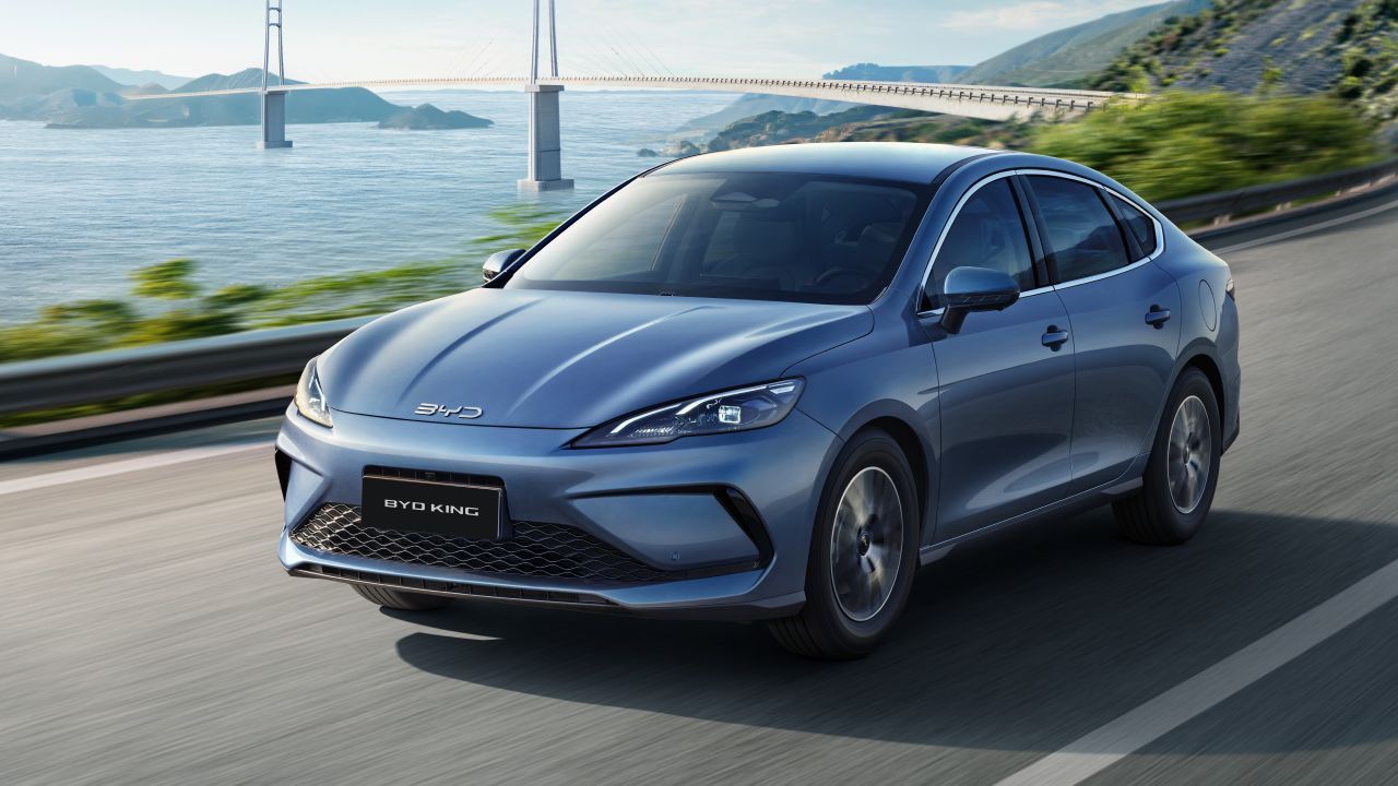 Con 4,780 mm de largo, el King supera en longitud al Nissan Sentra (4,656 mm) y al Versa (4,495 mm). Pertenece al segmento C Sedan, que movió 127,138 unidades en México durante 2025, según Nyvus.