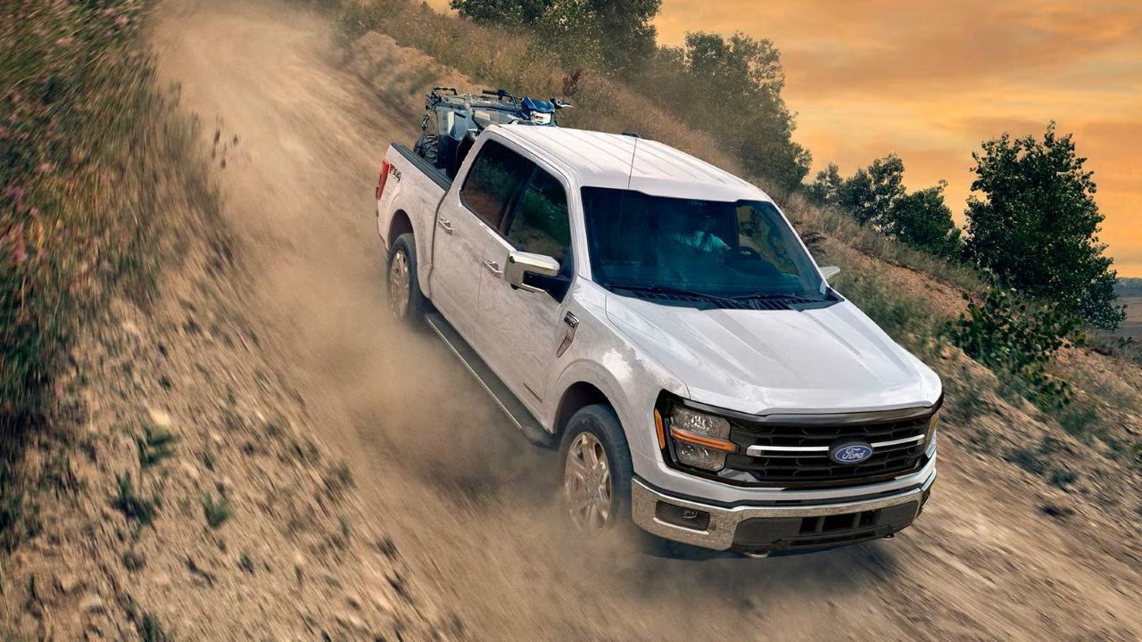 El motor PowerBoost V6 de 430 hp convierte a la F-150 Híbrida 2026 en la trabajadora con truco eléctrico: jala 4,898 kg, el equivalente a casi 10 caballos.