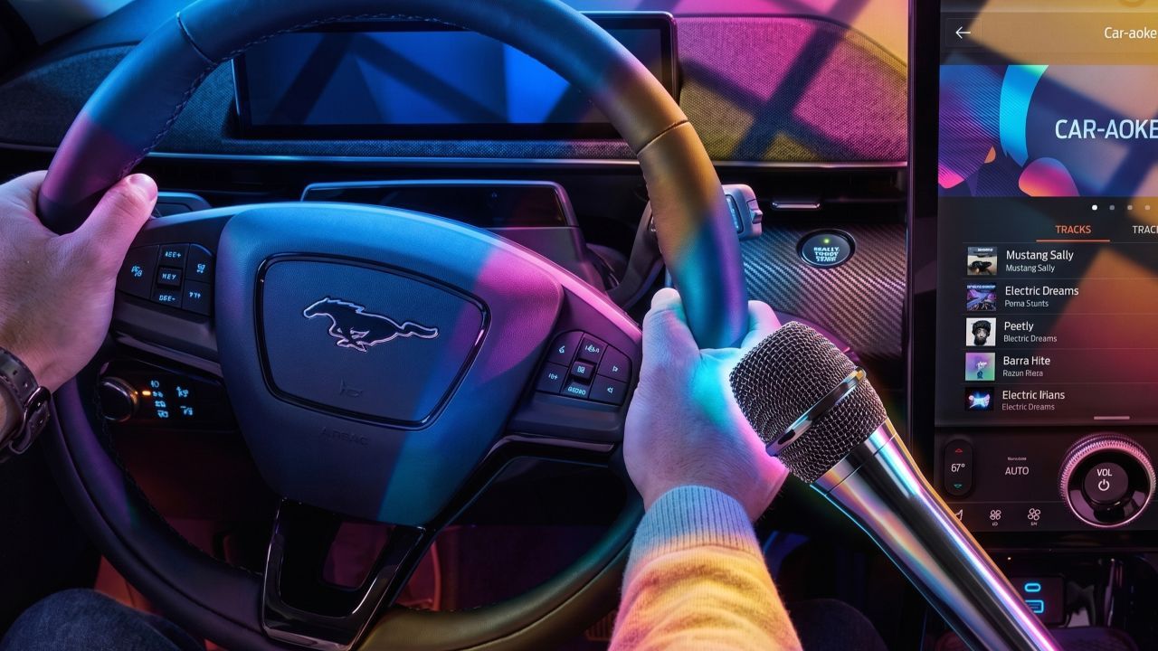 El auto eléctrico de Ford que tiene Car-aoke para cantar en los viajes