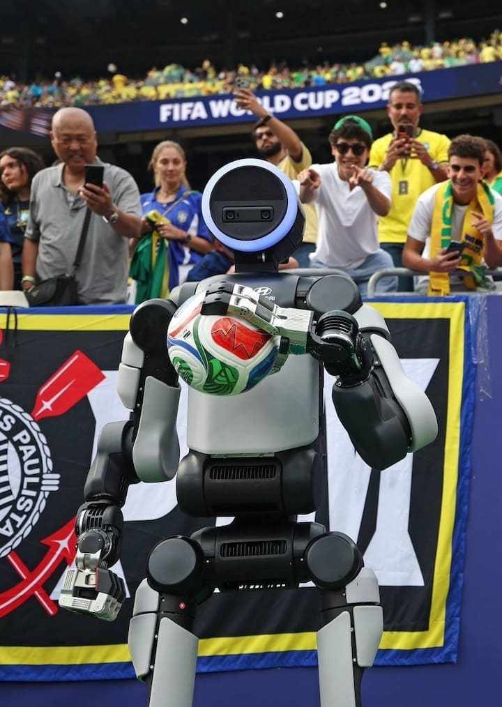 Humanoide Atlas en el partido Brasil Noruega World Cup