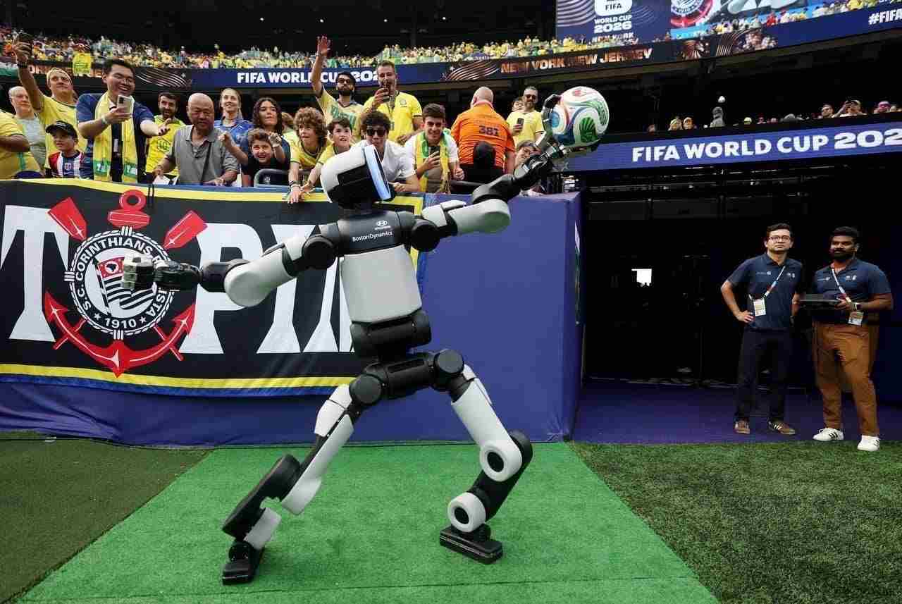Humanoide Atlas en el partido Brasil Noruega World Cup