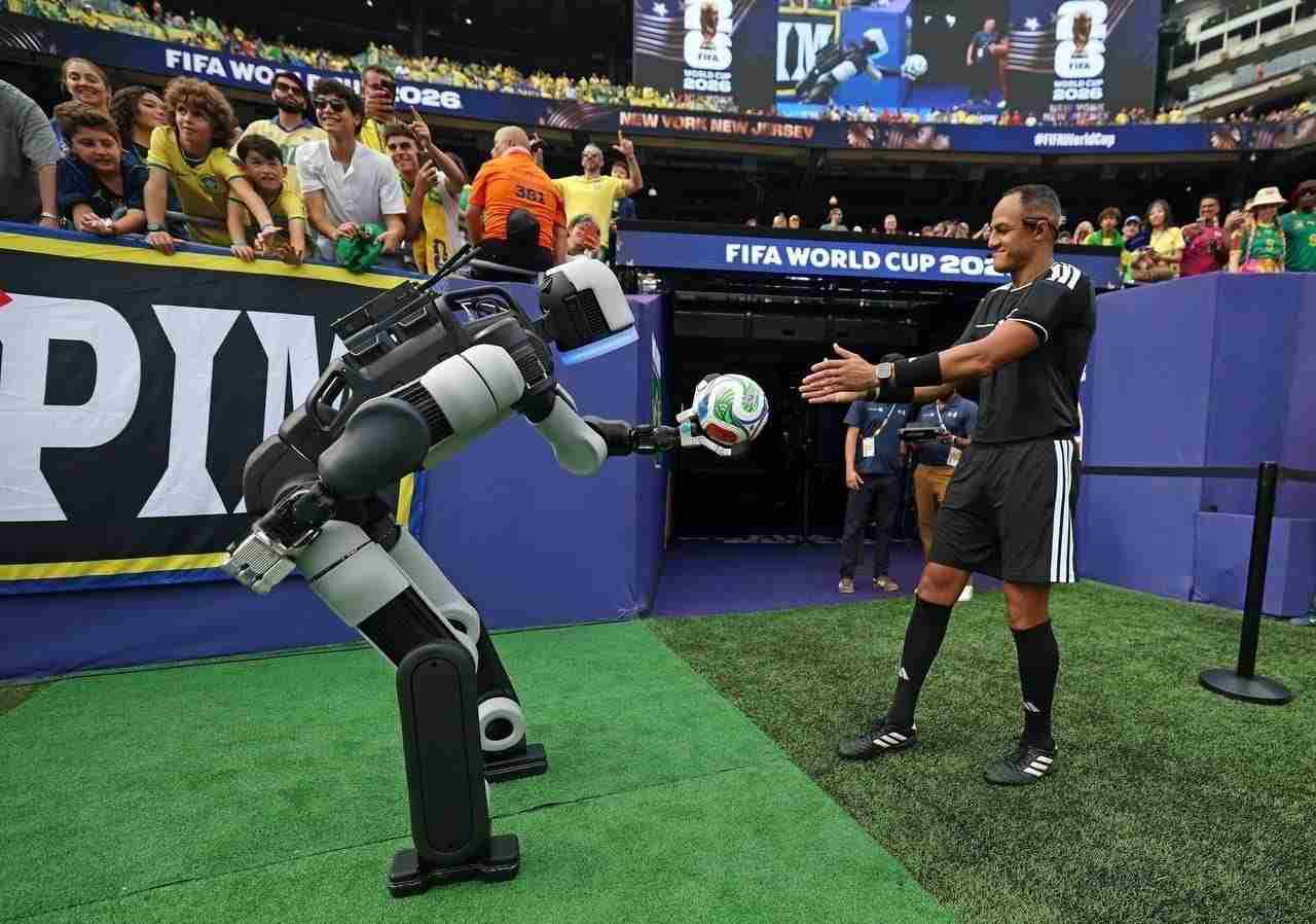 Humanoide Atlas en el partido Brasil Noruega World Cup