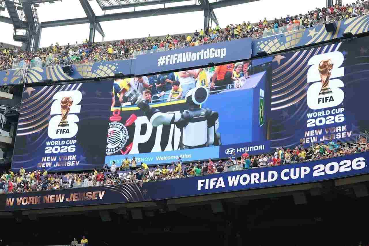 Humanoide Atlas en el partido Brasil Noruega World Cup