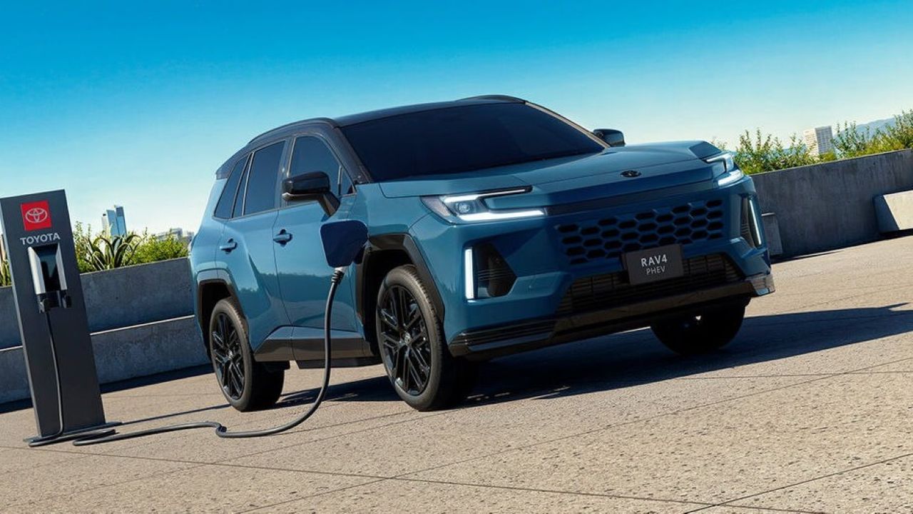 El cargador doméstico de 120–240 V con conector J1772 viene incluido; una carga completa toma alrededor de 3.5 horas, suficiente para amanecer con 84 km de autonomía eléctrica.