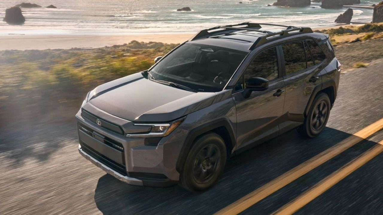Toyota RAV4 2026: ¿híbrida HEV o híbrida plug-in PHEV? Cuál conviene más