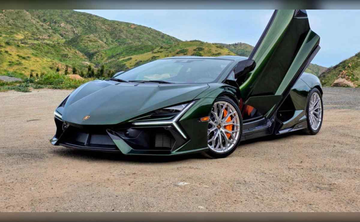Lamborghini confirma que su icónico botón de arranque inspirado en un avión de combate no desaparecerá.