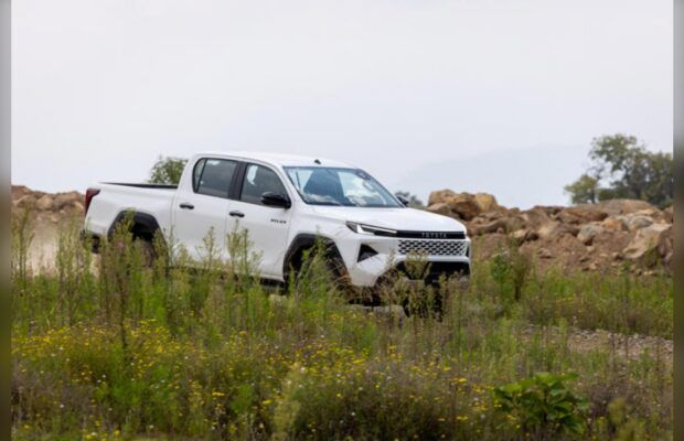 La Toyota Hilux 2027 cambia de piel con una inspiración inesperada: así es la pickup que quiere ser más fuerte que nunca.