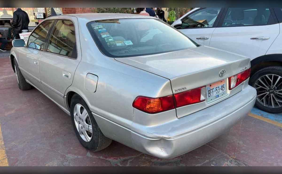 La misteriosa abolladura del Toyota Camry: el fenómeno viral que millones de conductores siguen viendo en las carreteras.