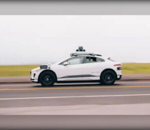 Waymo desafía las restricciones de EE. UU. e importa miles de vehículos eléctricos chinos para acelerar la revolución de los robotaxis.