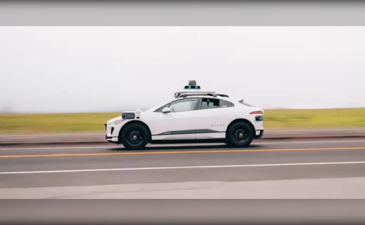 Waymo desafía las restricciones de EE. UU. e importa miles de vehículos eléctricos chinos para acelerar la revolución de los robotaxis.