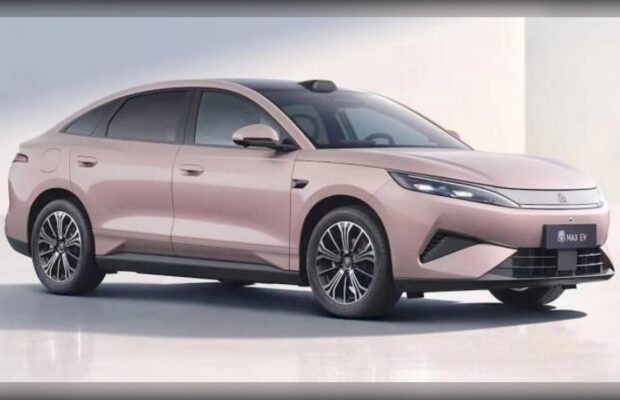 BYD pone contra las cuerdas a Tesla: su nuevo sedán eléctrico cuesta 16.500 dólares y carga en solo 9 minutos.