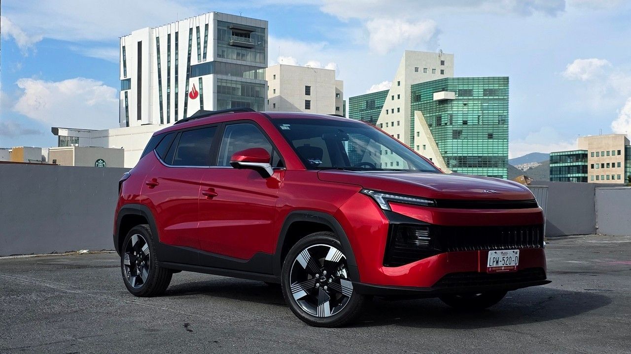 El JAC 4 2027 se comercializa en $369,000 pesos con una sola versión disponible, alrededor de 37 mil menos que la variante turbo del modelo 2026.