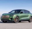 Ford llama a revisión al Mustang Mach-E por un problema inesperado: algunas piezas podrían salir volando en carretera