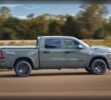El Ram 1500 se ofrece por menos de 400 dólares al mes y cuesta menos que algunas pick-ups medianas