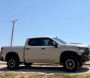 Lateral de una Chevrolet Silverado 2026