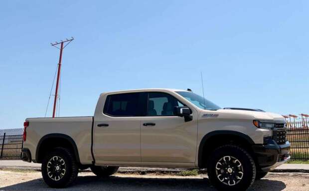 Lateral de una Chevrolet Silverado 2026