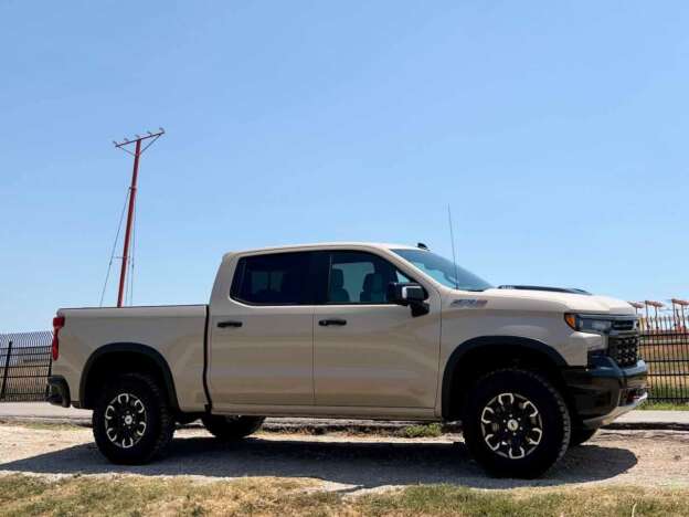 Lateral de una Chevrolet Silverado 2026