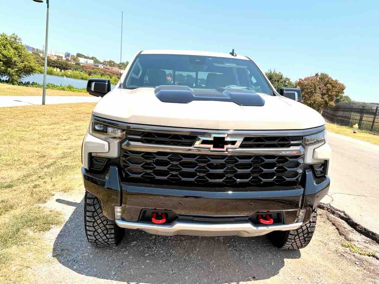 Frontal de una Chevrolet Silverado 1500 ZR2 2026