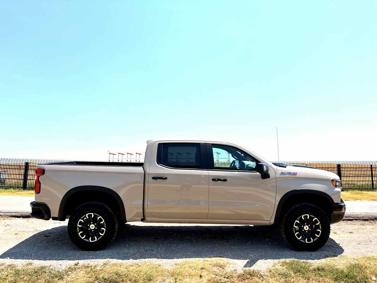 Lateral de una Silverado ZR2 2026