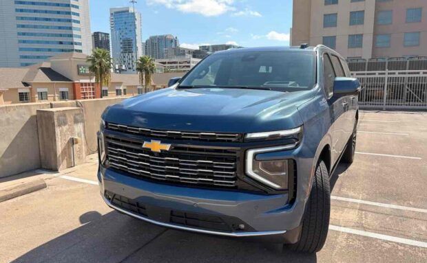 Frontal 3/4 de la Chevrolet Suburban High Country 2026