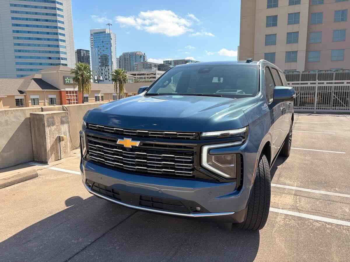 Frontal 3/4 de la Chevrolet Suburban High Country 2026
