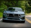 El Ford Mustang está listo para protagonizar uno de los cambios más importantes desde su nacimiento en 1964. Según diversas informaciones procedentes de Estados Unidos, la marca del óvalo azul habría mostrado a su red de concesionarios un Mustang de cuatro puertas, un modelo inédito que podría llegar al mercado antes de que finalice esta década. La estrategia busca ampliar el atractivo del deportivo más vendido del mundo sin renunciar a su identidad.  Un Mustang más práctico, pero fiel a su esencia  Las primeras imágenes mostradas de forma privada indicarían que el nuevo modelo mantendrá una estética muy similar a la del Mustang Coupé actual, aunque incorporará dos puertas adicionales para ofrecer una mayor habitabilidad. Esta nueva configuración permitiría atraer a conductores que desean disfrutar del diseño y el carácter del Mustang, pero necesitan un vehículo más funcional para el uso diario o familiar.  Uno de los aspectos más llamativos del proyecto es su posible mecánica. Diversas fuentes aseguran que Ford estudia ofrecer una versión híbrida, e incluso se habla de un motor V8 electrificado, una combinación que permitiría conservar el sonido y las prestaciones características del Mustang mientras reduce consumos y emisiones. Aunque la marca no ha confirmado oficialmente estos detalles, el planteamiento encaja con la evolución tecnológica que vive la industria del automóvil.  La respuesta de Ford a un mercado en plena transformación  La decisión de desarrollar un Mustang de cuatro puertas llega en un momento en el que el segmento de las berlinas deportivas vuelve a despertar interés. Además, Ford busca reforzar su presencia en un mercado que durante los últimos años ha quedado dominado por fabricantes japoneses como Toyota y Honda, mientras el público continúa demandando vehículos más versátiles sin renunciar al diseño y las prestaciones.  El movimiento también responde a la caída en las ventas de los deportivos tradicionales. En Estados Unidos, el Mustang pasó de superar las 122.000 unidades vendidas en 2015 a registrar alrededor de 45.000 matriculaciones el pasado año, una tendencia provocada por el auge de los SUV y los crossover. Con una variante de cuatro puertas, Ford espera atraer nuevos clientes y revitalizar uno de sus modelos más emblemáticos.  La estrategia recuerda a la seguida por otras marcas de prestigio. Porsche, por ejemplo, amplió su oferta con modelos como el Cayenne y el Macan, que hoy representan gran parte de sus ventas mundiales. Ford pretende aplicar una filosofía similar: mantener el espíritu deportivo del Mustang mientras lo adapta a las necesidades actuales del mercado sin perder su identidad.  Si el proyecto recibe luz verde definitiva, el Ford Mustang de cuatro puertas marcará un antes y un después en la historia del legendario pony car, demostrando que incluso los grandes iconos del automóvil deben evolucionar para seguir siendo competitivos. La combinación de diseño, espacio y una posible mecánica híbrida podría convertirlo en uno de los lanzamientos más esperados de los próximos años.