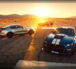 El Ford Mustang está listo para protagonizar uno de los cambios más importantes desde su nacimiento en 1964. Según diversas informaciones procedentes de Estados Unidos, la marca del óvalo azul habría mostrado a su red de concesionarios un Mustang de cuatro puertas, un modelo inédito que podría llegar al mercado antes de que finalice esta década. La estrategia busca ampliar el atractivo del deportivo más vendido del mundo sin renunciar a su identidad.  Un Mustang más práctico, pero fiel a su esencia  Las primeras imágenes mostradas de forma privada indicarían que el nuevo modelo mantendrá una estética muy similar a la del Mustang Coupé actual, aunque incorporará dos puertas adicionales para ofrecer una mayor habitabilidad. Esta nueva configuración permitiría atraer a conductores que desean disfrutar del diseño y el carácter del Mustang, pero necesitan un vehículo más funcional para el uso diario o familiar.  Uno de los aspectos más llamativos del proyecto es su posible mecánica. Diversas fuentes aseguran que Ford estudia ofrecer una versión híbrida, e incluso se habla de un motor V8 electrificado, una combinación que permitiría conservar el sonido y las prestaciones características del Mustang mientras reduce consumos y emisiones. Aunque la marca no ha confirmado oficialmente estos detalles, el planteamiento encaja con la evolución tecnológica que vive la industria del automóvil.  La respuesta de Ford a un mercado en plena transformación  La decisión de desarrollar un Mustang de cuatro puertas llega en un momento en el que el segmento de las berlinas deportivas vuelve a despertar interés. Además, Ford busca reforzar su presencia en un mercado que durante los últimos años ha quedado dominado por fabricantes japoneses como Toyota y Honda, mientras el público continúa demandando vehículos más versátiles sin renunciar al diseño y las prestaciones.  El movimiento también responde a la caída en las ventas de los deportivos tradicionales. En Estados Unidos, el Mustang pasó de superar las 122.000 unidades vendidas en 2015 a registrar alrededor de 45.000 matriculaciones el pasado año, una tendencia provocada por el auge de los SUV y los crossover. Con una variante de cuatro puertas, Ford espera atraer nuevos clientes y revitalizar uno de sus modelos más emblemáticos.  La estrategia recuerda a la seguida por otras marcas de prestigio. Porsche, por ejemplo, amplió su oferta con modelos como el Cayenne y el Macan, que hoy representan gran parte de sus ventas mundiales. Ford pretende aplicar una filosofía similar: mantener el espíritu deportivo del Mustang mientras lo adapta a las necesidades actuales del mercado sin perder su identidad.  Si el proyecto recibe luz verde definitiva, el Ford Mustang de cuatro puertas marcará un antes y un después en la historia del legendario pony car, demostrando que incluso los grandes iconos del automóvil deben evolucionar para seguir siendo competitivos. La combinación de diseño, espacio y una posible mecánica híbrida podría convertirlo en uno de los lanzamientos más esperados de los próximos años.