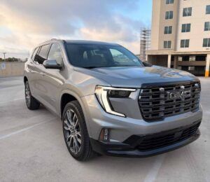 Frontal 3/4 de la GMC Acadia Denali Ultimate 2026