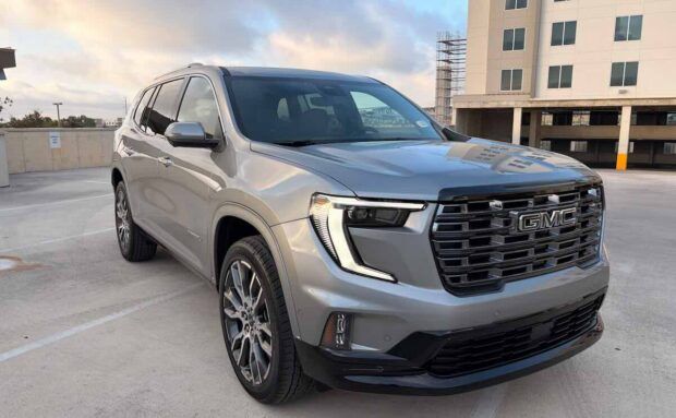 Frontal 3/4 de la GMC Acadia Denali Ultimate 2026