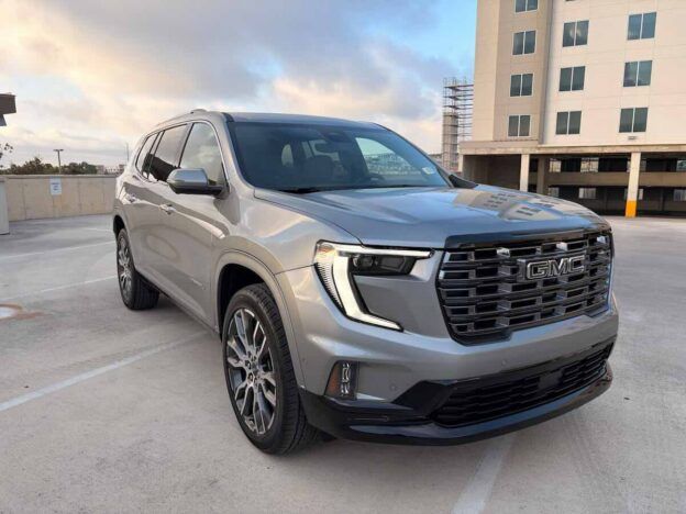 Frontal 3/4 de la GMC Acadia Denali Ultimate 2026