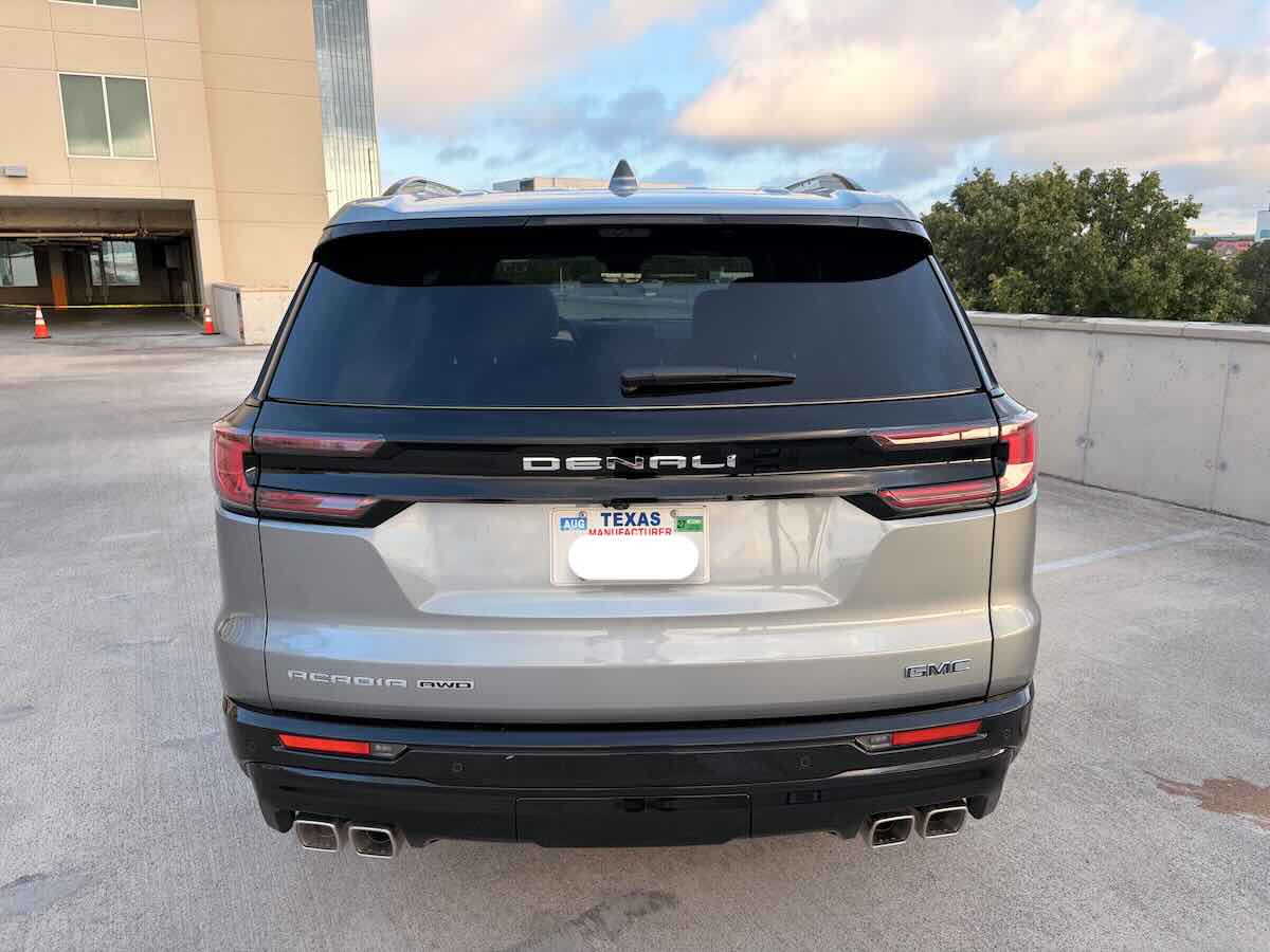 Imagen trasera de la Acadia 2026 en su verisón Denali Ultimate