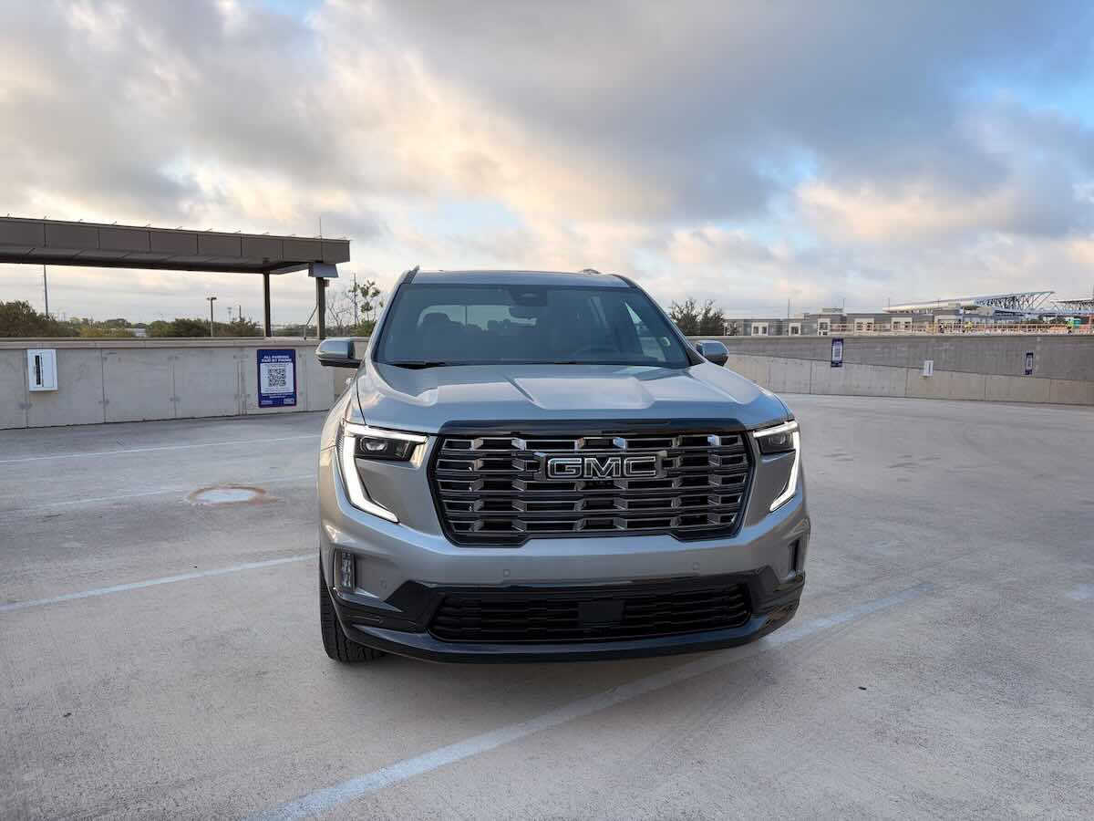 Frontal de una GMC Acadia 2026 con carrocería Sterling Metallic