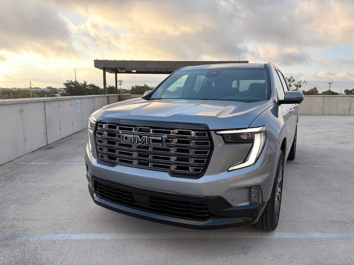 Imagen frontal de una Acadia 2026