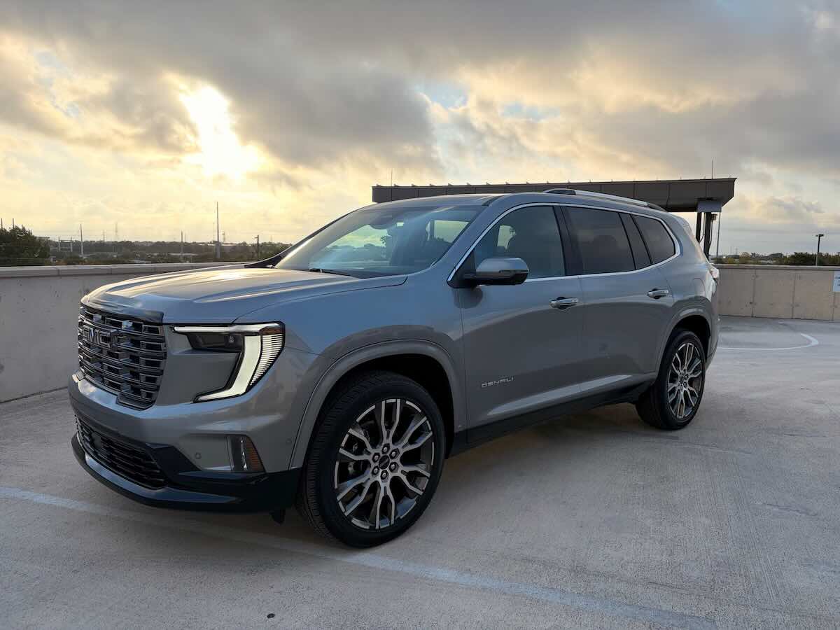 Frontal 3/4 de la GMC Acadia Denali Ultimate 2026