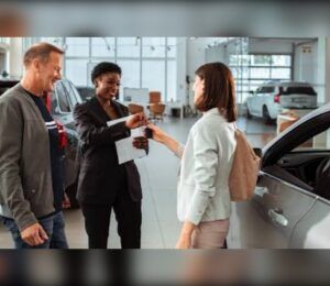 El crédito para comprar coches alcanza su mejor nivel en una década: el 74% de las solicitudes ya recibe luz verde.