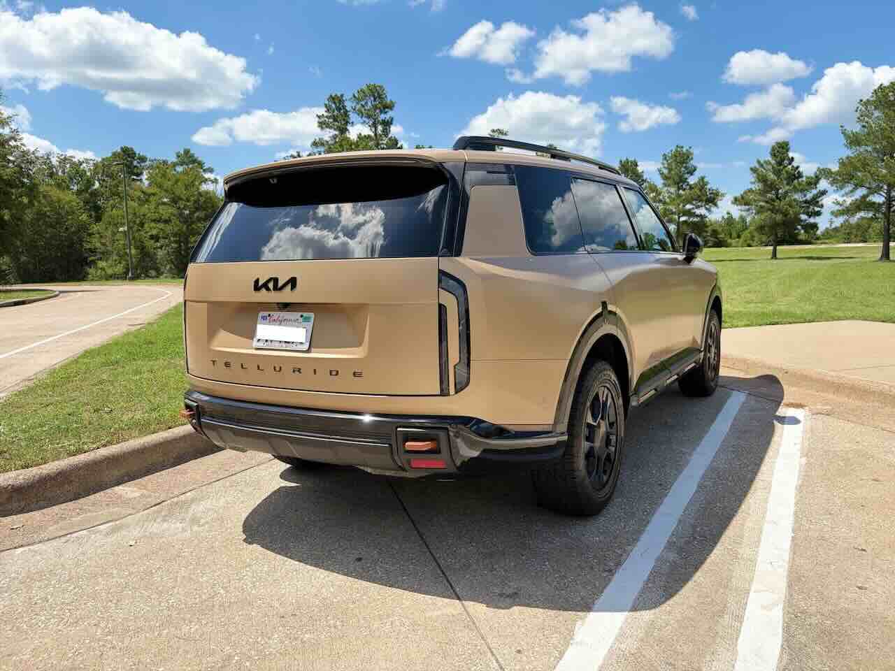 Trasera 3/4 de un Kia X-Pro 2027
