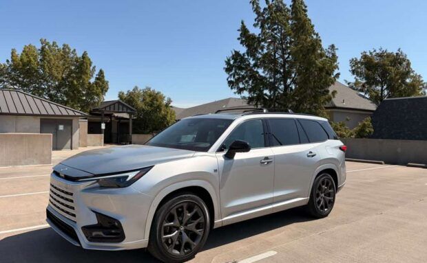 Lateral de una Lexus TX 500h F SPORT 2026
