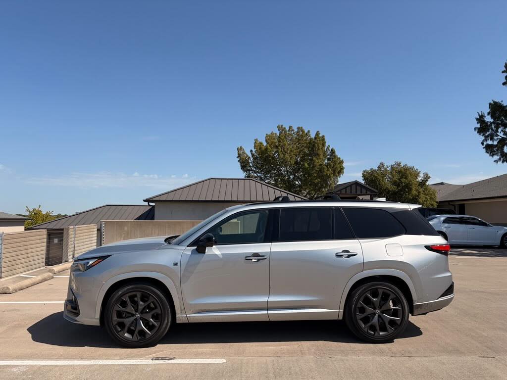 Lateral de una Lexus híbrida 2026