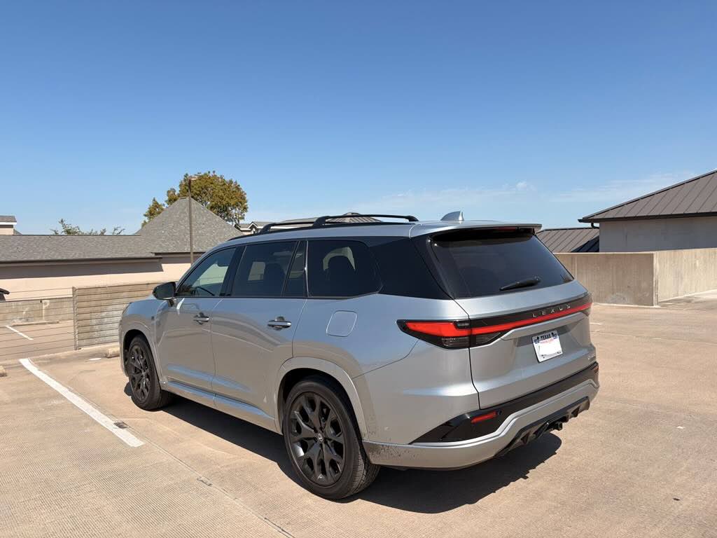 Trasera 3/4 de una SUV Lexus