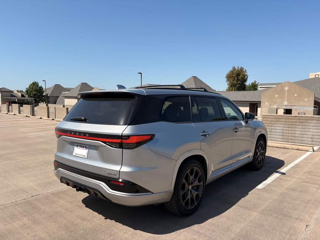 Trasera 3/4 de una Lexus TX 500h F SPORT 2026