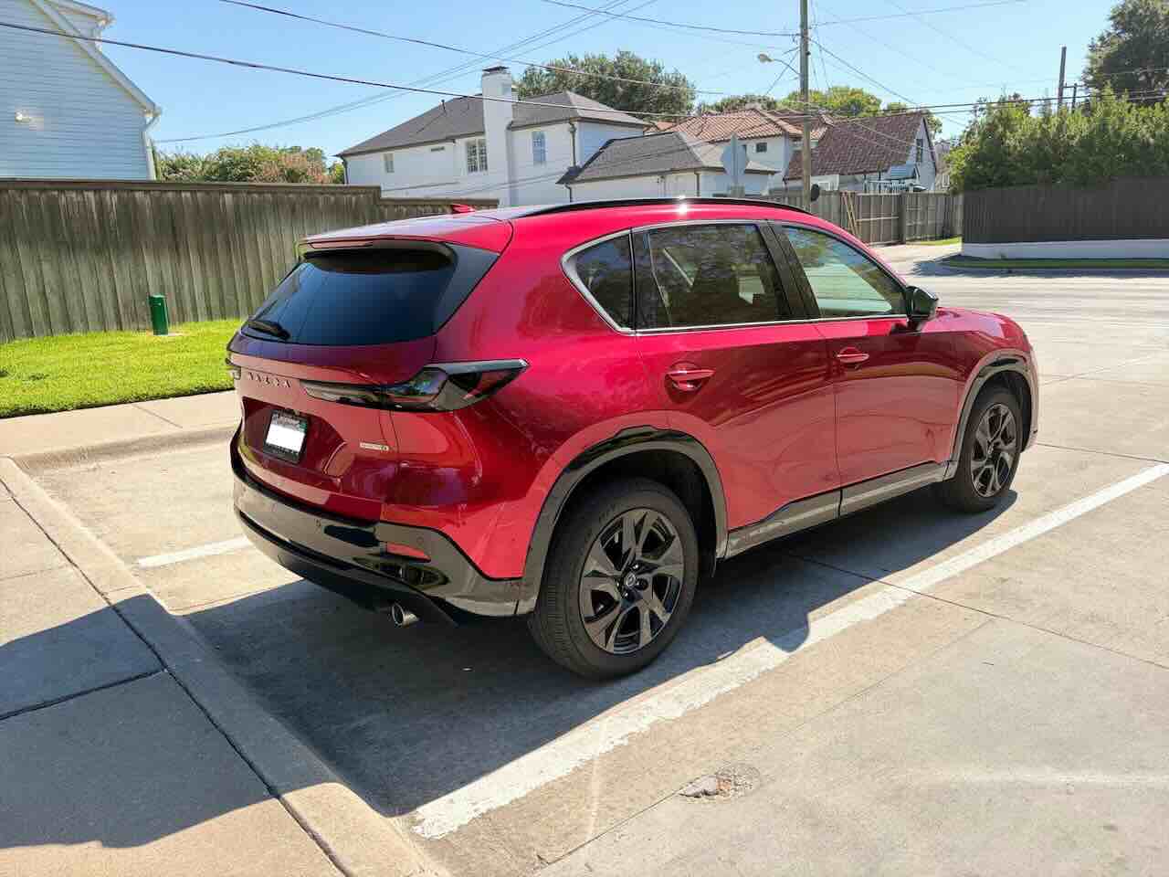 Trasera 3/4 de una Mazda CX-5 2026