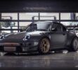 El Porsche 911 que está revolucionando Monterey no necesita 700 CV: pesa solo 1.082 kg y tiene su propio simulador de carreras