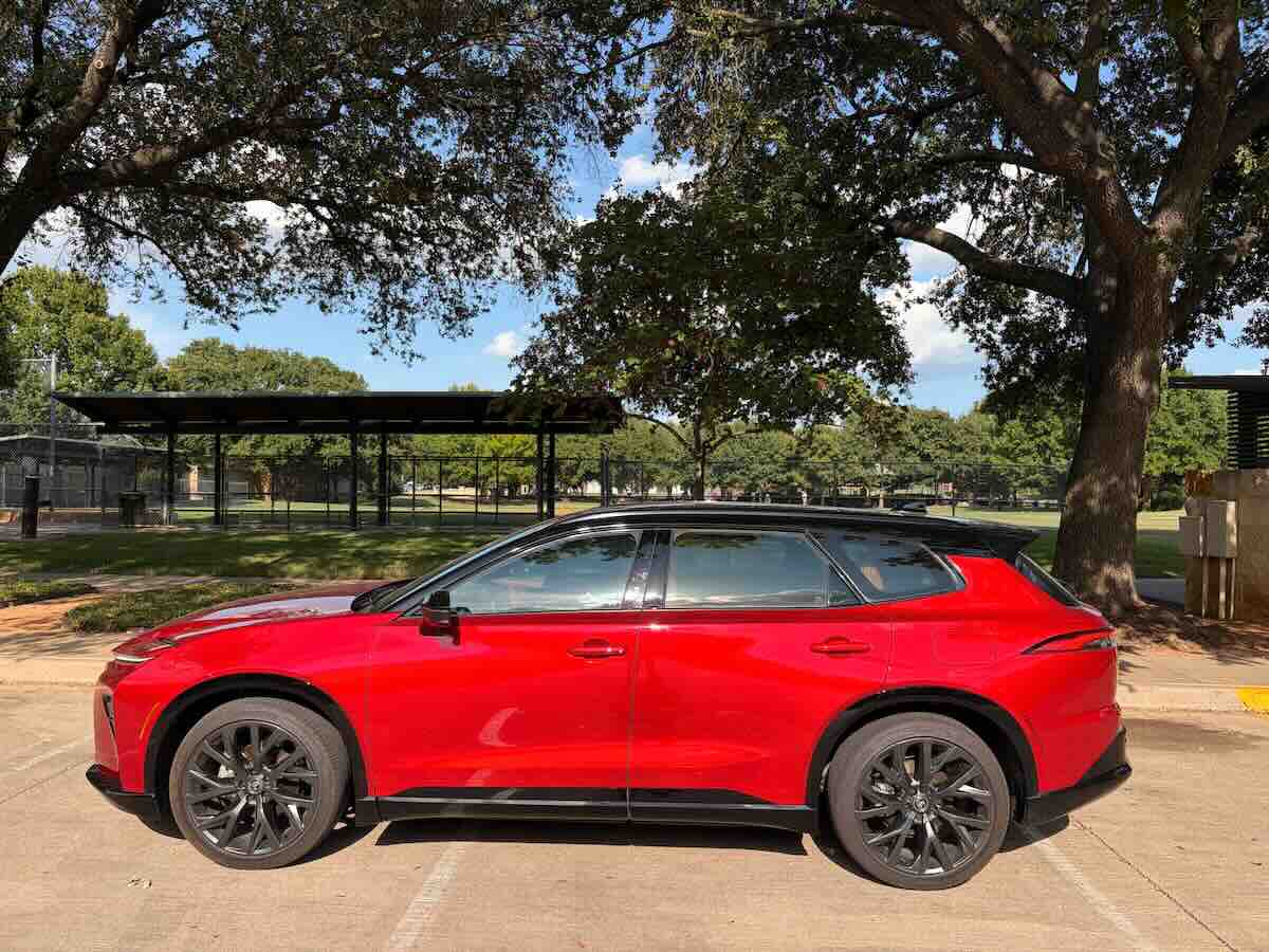 Lateral de un Crown Signia 2026 en Finish Line Red