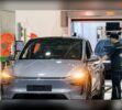 Tesla ha presentado nuevos datos sobre Full Self-Driving (FSD) Supervised, su avanzado sistema de asistencia a la conducción, en un momento clave para su expansión por Europa. La compañía asegura que los vehículos que utilizan esta tecnología tienen 4,1 veces menos probabilidades de verse implicados en una colisión que los Tesla conducidos manualmente. El análisis se basa en aproximadamente 102 millones de kilómetros recorridos entre abril y agosto en cinco países europeos.  Tesla pone 102 millones de kilómetros sobre la mesa  Según los datos publicados por la compañía, más de 70.000 clientes utilizan actualmente FSD Supervised en Países Bajos, Bélgica, Dinamarca, Estonia y Lituania. El sistema acumula más de un millón de kilómetros diarios, una cifra que permite a Tesla reunir una cantidad considerable de información sobre el comportamiento de su tecnología en situaciones reales de tráfico. En ese periodo se registraron tres colisiones en autopista y nueve fuera de ella entre los vehículos que utilizaban FSD.  La comparación cambia al analizar los Tesla que circulaban sin el sistema activado. En ese grupo se contabilizaron 137 accidentes en autopista y 490 fuera de ella. Como el número de kilómetros recorridos no era idéntico entre ambos grupos, Tesla utilizó la tasa de colisiones por distancia para establecer la comparación. El resultado presentado por la empresa sitúa a FSD Supervised con una incidencia de accidentes 4,1 veces inferior frente a la conducción manual.  Europa se encuentra ahora ante una decisión importante para el futuro de esta tecnología. Países Bajos dio una aprobación provisional en abril, mientras que Bélgica, Dinamarca, Estonia y Lituania también avanzaron posteriormente en esta dirección. Para lograr una autorización más amplia dentro de la Unión Europea sería necesario el respaldo de 15 Estados miembros que representen al menos el 65 % de la población del bloque, por lo que el proceso todavía puede encontrar obstáculos.  El sistema todavía necesita supervisión humana  Los datos de seguridad presentados por Tesla tienen, sin embargo, algunas limitaciones. La propia compañía reconoce que se trata de una comparación observacional, por lo que factores como el clima, el tráfico, las condiciones de la carretera o las circunstancias en las que un conductor decide activar FSD pueden influir en los resultados. Tesla también ha puesto a disposición de los reguladores un panel de seguridad que reúne información procedente de más de 230.000 situaciones de conducción.  La cuestión más importante es que FSD Supervised no convierte al Tesla en un coche completamente autónomo. El conductor continúa siendo responsable del vehículo y debe permanecer atento para intervenir cuando sea necesario. El regulador neerlandés realizó además pruebas durante más de 3.000 horas antes de conceder su aprobación provisional, reforzando la idea de que la tecnología todavía pertenece a una categoría de conducción asistida y no de autonomía total.  La expansión europea tampoco está garantizada. Francia y Suecia han expresado preocupaciones relacionadas con aspectos como el cumplimiento de los límites de velocidad y la capacidad del conductor para mantener una supervisión adecuada. Estos puntos son especialmente relevantes porque el salto desde una tecnología supervisada hasta un vehículo capaz de circular sin intervención humana exige superar requisitos de seguridad y regulación mucho más exigentes.  El mercado tampoco parece convencido de que Tesla vaya a conseguir rápidamente una conducción completamente autónoma. Las estimaciones de los mercados de predicción sitúan en torno al 17 % la probabilidad de que Tesla lance un servicio público de robotaxis sin conductor en California antes del 31 de diciembre de 2026. Además, las posibilidades de que la compañía venda este año un Cybercab por 30.000 dólares o menos se sitúan alrededor del 12 %. La aprobación europea sería un paso importante para FSD Supervised, pero todavía quedaría un largo camino hasta los coches completamente autónomos.